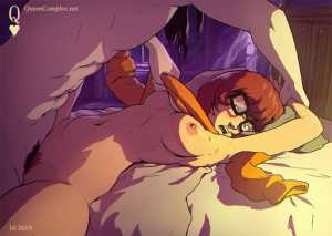 Velma Dinkley taking a break from solving mysteries [Scooby Doo] (Queen Complex)